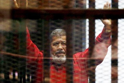 Mursi duruşma sırasında öldü, dünya ne dedi?
