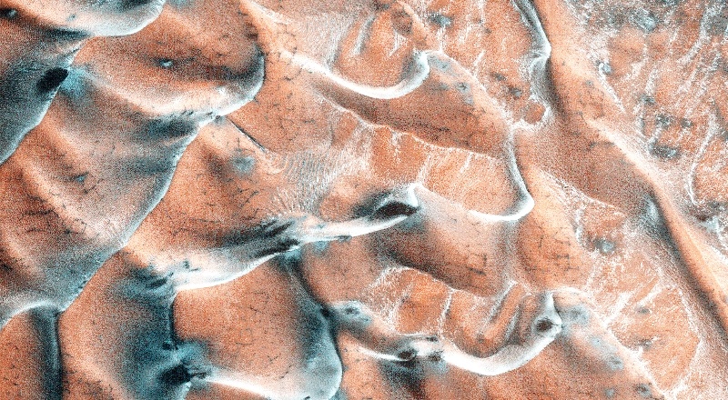 NASA, Mars'taki buzlu kum tepelerinin fotoğrafını yayımladı