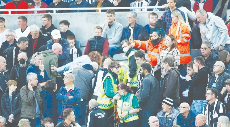 Newcastle United-Tottenham maçında taraftarı kurtaran doktor, dünyanın dilinde