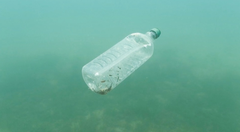Okyanuslarda bulunan plastik çöplerin neredeyse yarısı 'paket yiyecek ve içecek kaynaklı'
