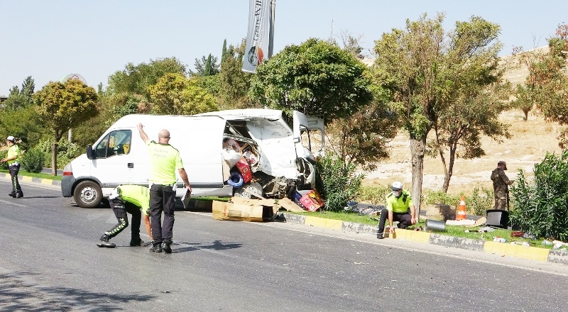 Park halindeyken freni boşalan kamyonet kamyona çarptı:1 yaralı