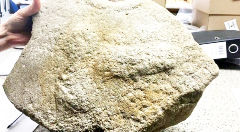 Penis motifli 2000 yıllık değirmen taşı bulundu