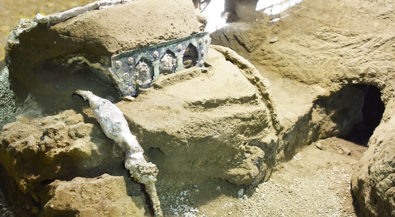 Pompei'de 2 bin yıllık dört tekerlekli tören arabası bulundu