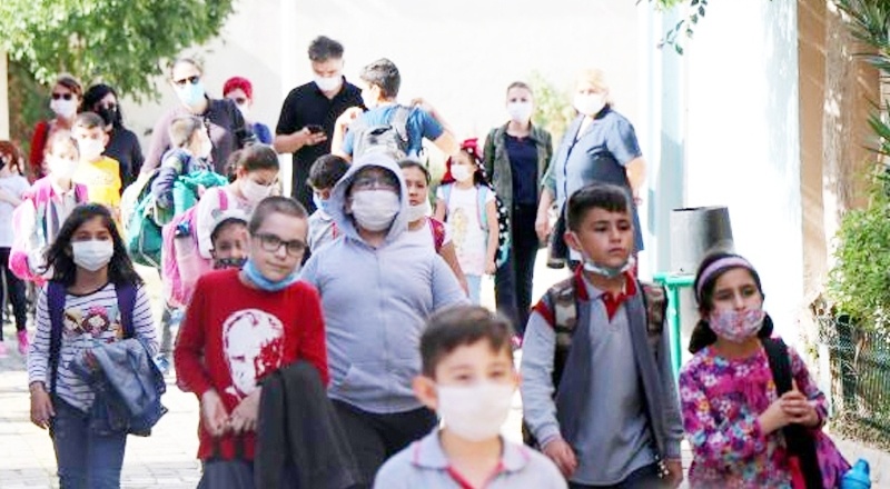 Prof. Dr. Ertuğrul'dan okullarda maske değiştirme uyarısı: Aileler, renkli maske almamalı