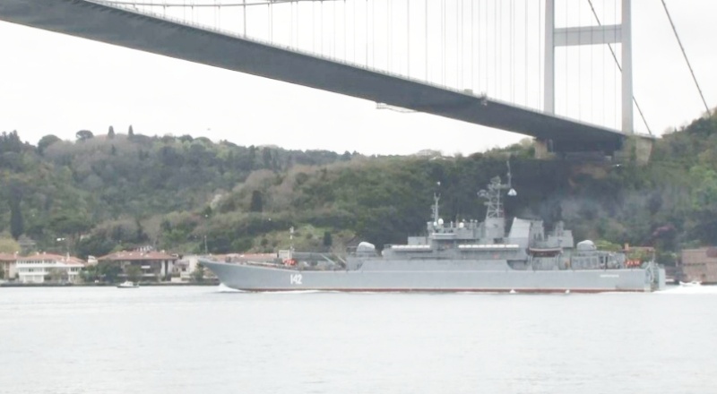 Rus savaş gemisi İstanbul Boğazı’ndan geçti