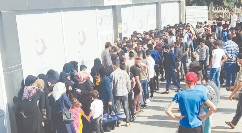Sağlık ve diğer hizmetlerden yararlanmak isteyen Suriyeli sığınmacılar adres kaydı için kuyruk oluşturdu