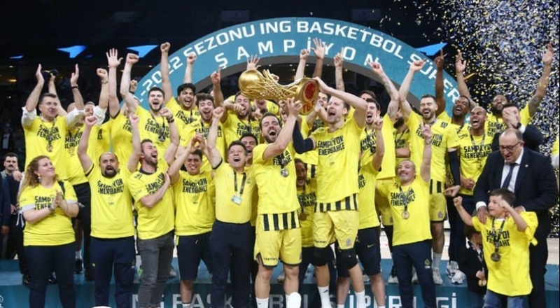 Şampiyon Fenerbahçe Beko kupasını kaldırdı