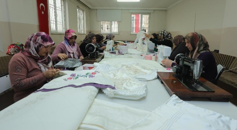 Şehitkamilli kadınlar, Pir Sultan Aile Merkezi’ndeki çeşitli kurslarda stres atıyor