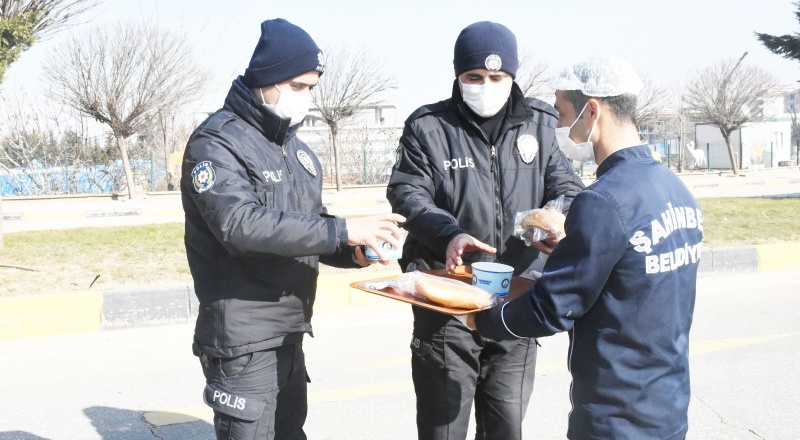Sokakta görev yapan polislere çorba ikram edildi