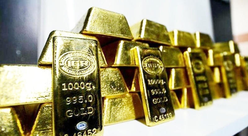 Spot altın fiyatları güçlenen dolar ile dalgalandı