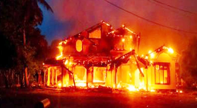 Sri Lanka’da protestocular başbakanın ve bakanların evlerini yaktı