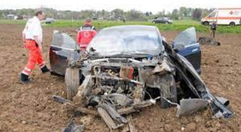Sürücüsüz giden Tesla ağaca çarptı: İki kişi hayatını kaybetti