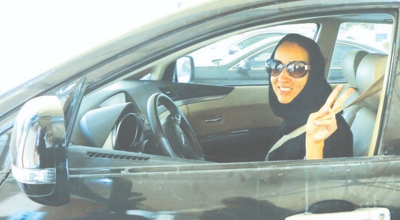 Suudi Arabistan'da 17 yaşını dolduran kadınlara ehliyet alma izni verildi