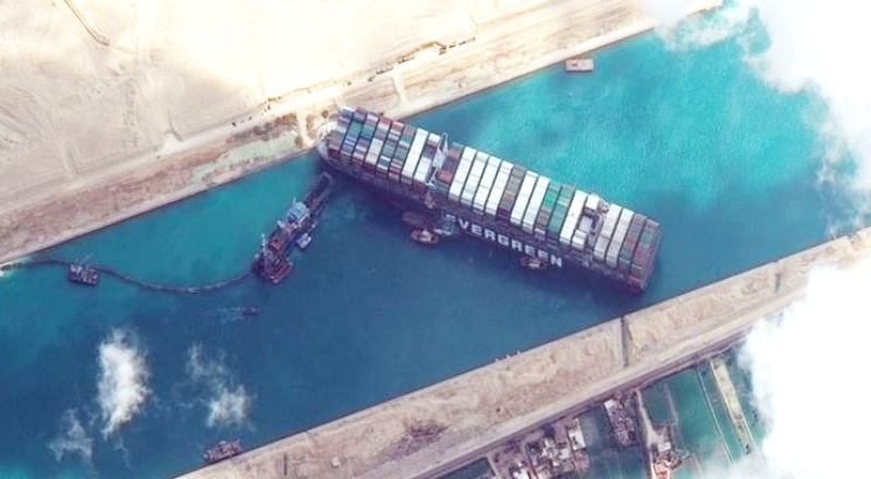 Süveyş Kanalı'ndaki gemi kurtarıldı!
