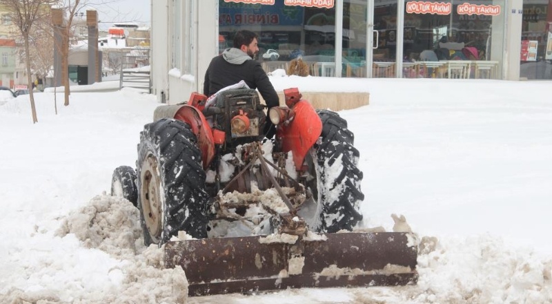 Traktörüyle caddedeki karları temizledi