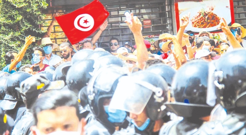 Tunus'ta 1 ay süreyle sokağa çıkma yasağı ilan edildi