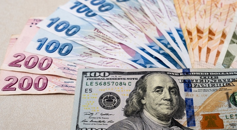 Türk Lirası'nda kayıp yüzde 1'i aştı; dolar 14,40'a dayandı