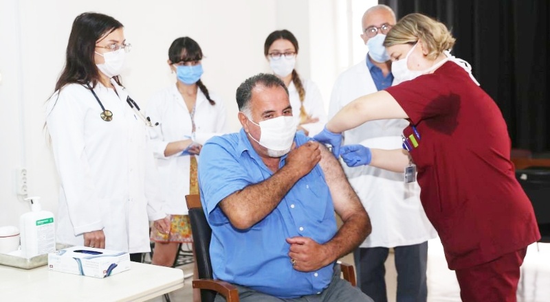 Türkiye’de ilk aşı, hasta bakıcı Baştürk’te denendi