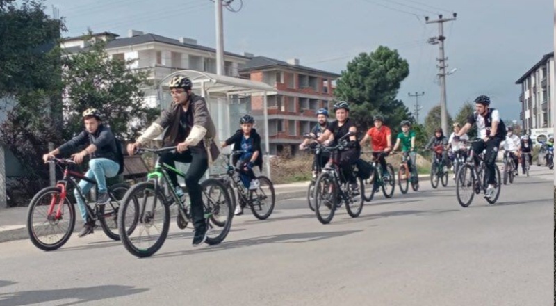 Yüzlerce bisikletli "Trafikte bizde varız" sloganı ile 12 km pedal çevirdi