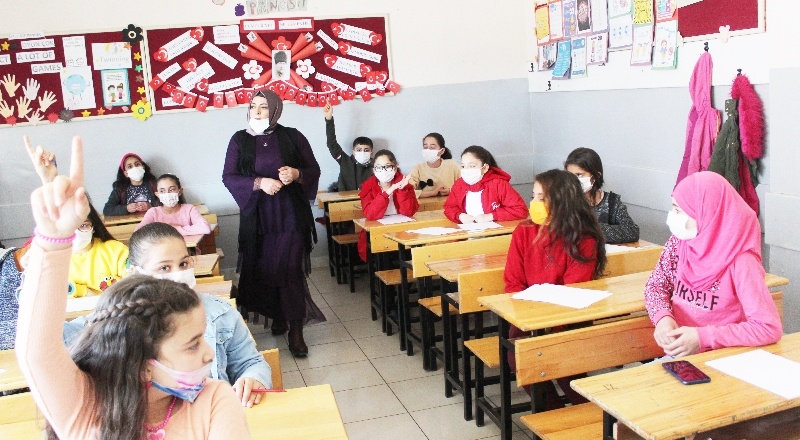 Zehra Sarı, 33 yaşında İngilizce öğretmeni oldu